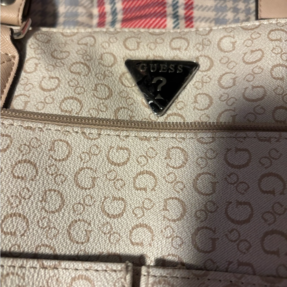 Guess Cream and Tan Patterned Shoulder Bag